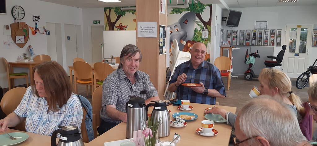 Lachende Gesichter beim Kaffeeklatsch
