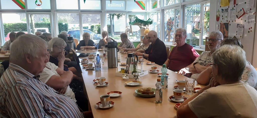 Kaffeetafel mit Menschen