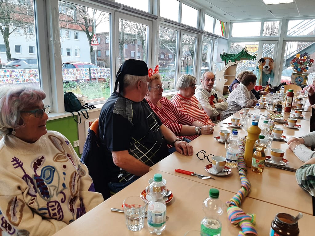 verkleidete Leute feiern