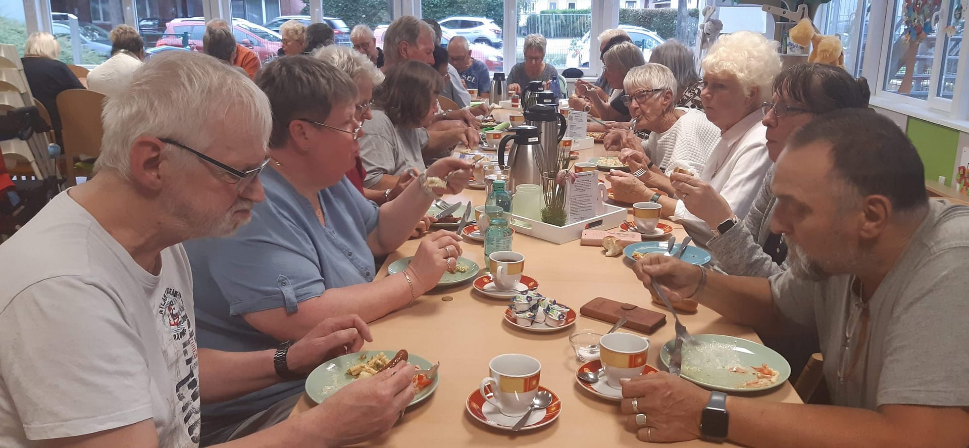 Menschen am Esstisch